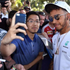 Lewis Hamilton se hace fotos con aficionados en Melbourne.-AFP / WILLIAM WEST