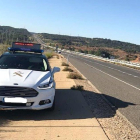 El coche de la Guardia Civil en el punto donde fue ‘cazado’ el conductor.-HDS