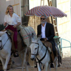 George Clooney y Brie Larson, a lomos de sendos burros, por el centro de Navalcarnero (Madrid).-AYUNTAMIENTO DE NAVALCARNERO