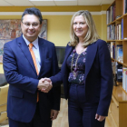 La consejera de Economía y Hacienda, Pilar del Olmo, recibe al ministro de Industria y Comercio de Paraguay, Gustavo Leite.-ICAL