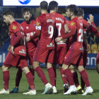 Los jugadores del Numancia se abrazan para celebrar el gol del definitivo empate a dos goles en Alcorcón.-Área 11
