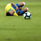 Neymar se dobló el tobillo en un balón disputado con el catarí Assim Madibo.-EFE