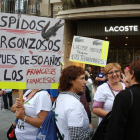 Trabajadores de Lacoste frente a una de las tiendas-ELISENDA PONS