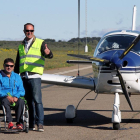 Un discapacitado del CRE se dispone a iniciar su jornada de bautizo de vuelo junto a un piloto de la Academia Básica del Aire.-ICAL