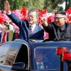 Moon Jae-in y Kim Jong-un saludan a los ciudadanos norcoreanos que les han aclamado por las calles de Pyongyang.-REUTERS