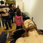 El Cristo yacente, en primer término, en una de las pocas ocasiones que se puede ver fuera de la urna. / VALENTÍN GUISANDE-