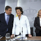 El minisro de Agricultura, Luis Planas, conversa con la ministra portavoz, Isabel Celáa, en presencia de la ministra de Economía, Nadia Calviño.-DAVID CASTRO