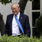 Donald Trump, ayer, paseando por los jardines de la Casa Blanca.-JIM LO SCALZO