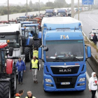Trabajadores portuarios, camioneros, granjeros y residentes protestan en la autopista, este lunes, en Calais.-REUTERS / CHARLES PLATIAU
