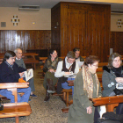 Un grupo de vecinos sentados en los bancos de la parroquia de la Sor María. / EVA SÁNCHEZ-