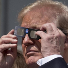 Trump se prepara para ver el eclipse de sol, en la Casa Blanca.-AP / ANDREW HAMIK