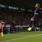 Neymar, la gran estrella del PSG, celebra el segundo gol de su equipo ante el Lille.-AP
