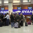 Pasajeros de Ryanair.-