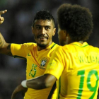 Paulinho celebra un gol contra Uruguay el pasado mes de marzo con su compañero en la selección brasileña Willian.-AFP / DANTE FERNANDEZ