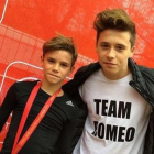 Cruz Beckham posa con su hermano mayor, Brooklyn.-INSTAGRAM