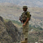 Un soldado paquistaní monta guardia en el área tribal de Khyber, cerca del puesto fronterizo de Torkham entre Pakistán y Afganistán, el 15 de junio del 2016.-MUHAMMAD SAJJAD