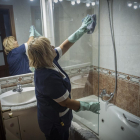 Una mujer de limpieza en un hogar realizando sus labores profesionales.  /-CARLOS MONTANYES (EL PERIÓDICO)