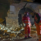 Equipos de rescate en la localidad italiana de Visso, en el centro del país, el pasado día 26.-ANSA