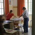 La gente espera su turno para votar durante el referéndum a Atenas.-Foto:   ARMANDO BABANI / EFE