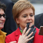 La ministra principal de Escocia, Nicola Sturgeon, posa para un selfi el pasado 14 de diciembre.-ANDREW MILLIGAN (DPA)