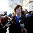 El pequeño Nicolás, a la salida de los juzgados de la plaza de Castilla de Madrid, el pasado diciembre.-JUAN MANUEL PRATS