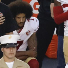 Colin Kaepernick se niega a levantarse y pone la rodilla en tierra durante el himno de EEUU, este viernes en un partido de pretemporada.-AP / CHRIS CARLSON