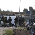 Las fuerzas de seguridad israelíes montan guardia en el lugar del supuesto intento de apuñalamiento en Tapuah.-AFP/ AHMAD GHARABLI