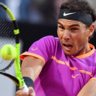 Nadal ejecuta un golpe en su partido ante Sock en Roma.-ETTORE FERRARI