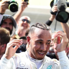 Lewis Hamilton celebra su victorias tras bajarse de su Mercedes en Hungaroring.-REUTERS / LISI NIESNER