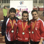 Natalia Tejedor, en el centro de la imagen, fue oro en longitud e Isabel Hernández (derecha) fue bronce.-Cedida