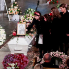 La familia de Ari Behn durante el funeral poniendo flores sobre el ataud.-EFE