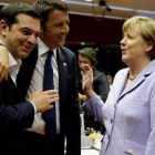Alexis Tsipras (izq), primer ministro de Grecia; su homónimo italiano, Matteo Renzi (centro) y Angela Merkel, cancillera alemana, en Bruselas, el 25 de junio del 2015.-ALAIN JOCARD