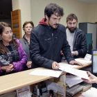 Miembros de Podemos entregan el escrito en la Subdelegación-Mario Tejedor