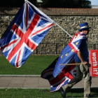 El activista anti-brexit, Steve Bray, camina junto al Parlamento británico en Londres.-AFP / DANIEL LEAL-OLIVAS