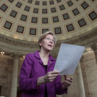 Elizabeth Warren, leyendo la carta fuera de la Cámara.-AP / J Scott Applewhite