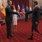 Los Reyes saludan al ingeniero Hugh Herr.-EFE / BALLESTEROS