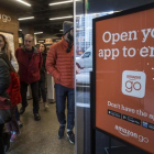 Compradores salen de la tienda de Amazon Go, en Seattle, este lunes.-AFP / STEPHEN BRASHEAR