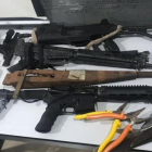 Imagen de las armas incautadas tras el intento de fuga este martes 10 de abril en el Centro de Recuperación Penitenciario de Pará, en Brasil.-EFE
