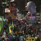 Manifestantes protestan con muñecos gigantes que representan a Dilma Rousseff y al expresidente Lula, en Sao Paulo, el 11 de mayo.-EFE / SEBASTIAO MOREIRA