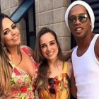 Ronaldinho posa con las dos mujeres.-TWITTER / COOPERATIVA