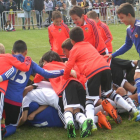 Uno de los equipos de Valencia C.F. celebrando el título.-CEDIDA POR PINARES CUP