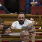 Benet Salellas, junto a otros diputados de la CUP, en del debate de presupuestos del Parlament, el pasado 8 de junio.-ALBERT BERTRAN