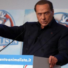 Berlusconi pronuncia un discurso en un mitin organizado por el Movimiento Animalista, en Milán, el 20 de enero.-AP / MATTEO BAZZI