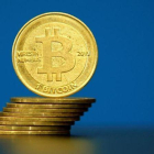 Monedas bitcoins.-REUTERS / BENOIT TESSIER