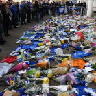 Aficionados y simpatizantes del Leicester dejan flores y objetos en los alrededores del estadio tras el accidente del helicóptero en el que falleció Srivaddhanaprabha, dueño del club.-AP