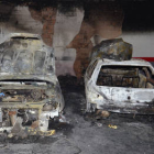 Coches calcinados por el fuego en el garaje de la calle León. / ÁLVARO MARTÍNEZ-