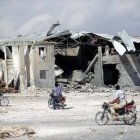 Destrozos causados por los bombardeos rusos en las afueras de la ciudad siria de Idlib.-REUTERS / KHALIL ASHAWI