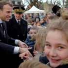 Macron saluda a los residentes a su llegada a un centro de migrantes en Croisilles, en el norte de Francia, el 16 de enero.-EFE / MICHEL SPINGLER