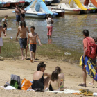 Imagen de archivo de un grupo de turistas disfrutando del verano en playa Pita. / VALENTÍN GUISANDE-