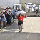 El campeonato de acarreo de sacos en Nomparedes despertó una gran expectación-D.R.